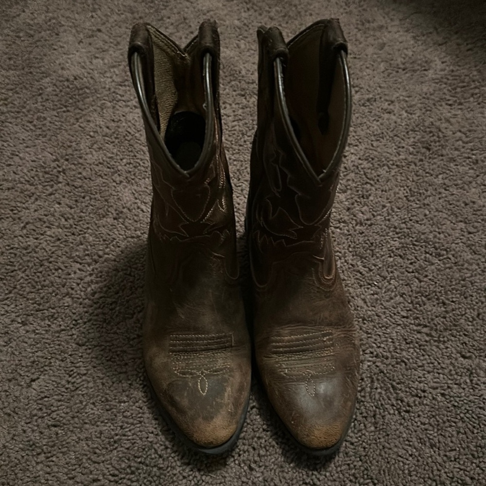 Used little boys Ariat boots size 12.5